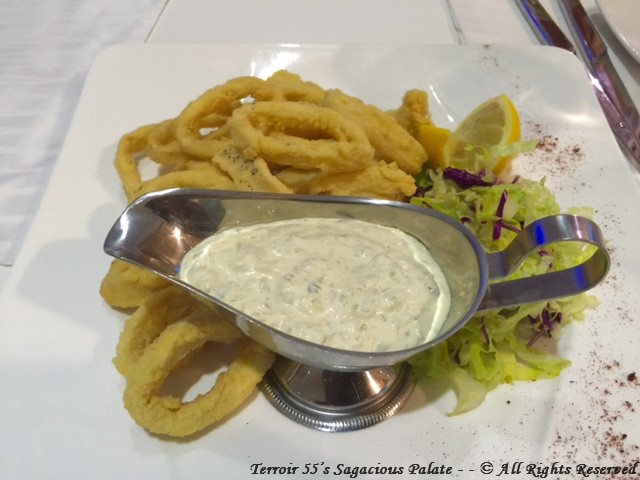 Calamari Fritti – Fried calamari accompanied with an arugala and radicchio salad drizzled with a light citrus dressing and a side of tartar sauce